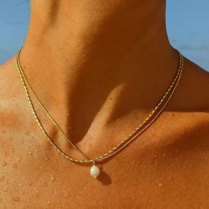 DRÅPE HALSKJEDE – Gullbelagt smykke med perle, tidløst design