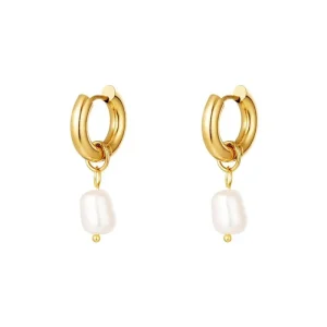 DARA PEARL HOOPS  – 14K gullbelagt, vanntette
