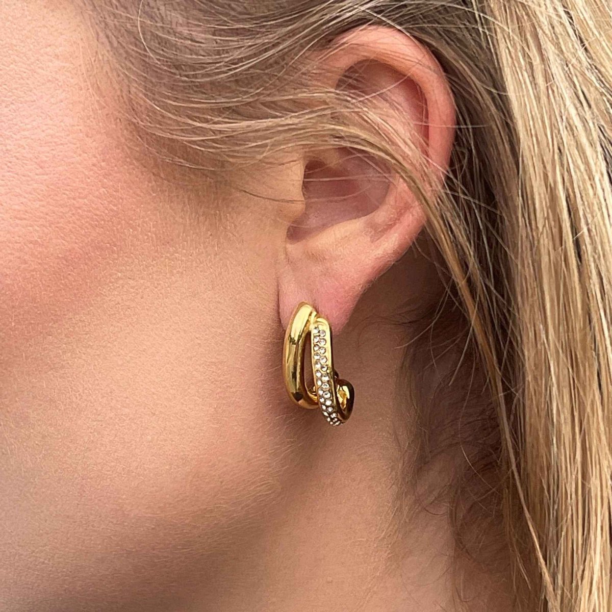 SHE GLOWS HOOPS – 18k gullbelagte øreringer