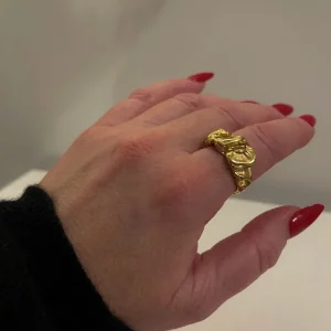 LAVA RING – 18K PVD gullbelagt chunky ring i rustfritt stål, vanntett